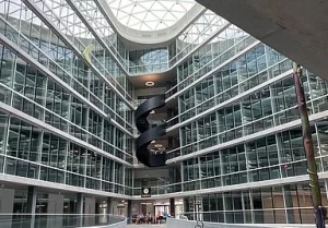 Eidgenössische Technische Hochschule Basel – Glasfassade nach Sanierungsprojekt zur Beseitigung von Glaskratzern