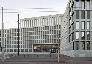 Außenansicht des Polizei- und Justizzentrums Zürich mit moderner Glasfassade