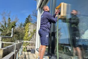 Neubau werden Glaskratzer mittels Poliermaschine entfernt