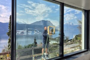 Neubau werden Glaskratzer mittels Poliermaschine entfernt