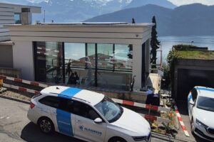 Neubau werden Glaskratzer mittels Poliermaschine entfernt