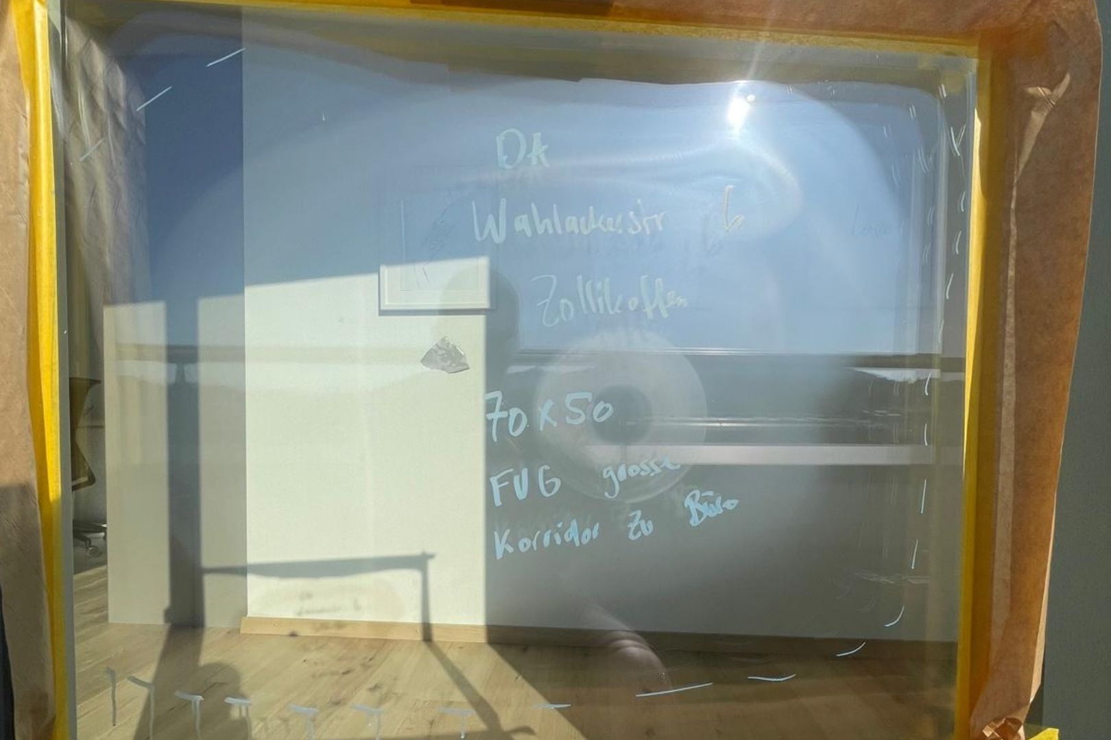 Fensterglas polieren anstelle austauschen. Kratzer sind nicht mehr sichtbar