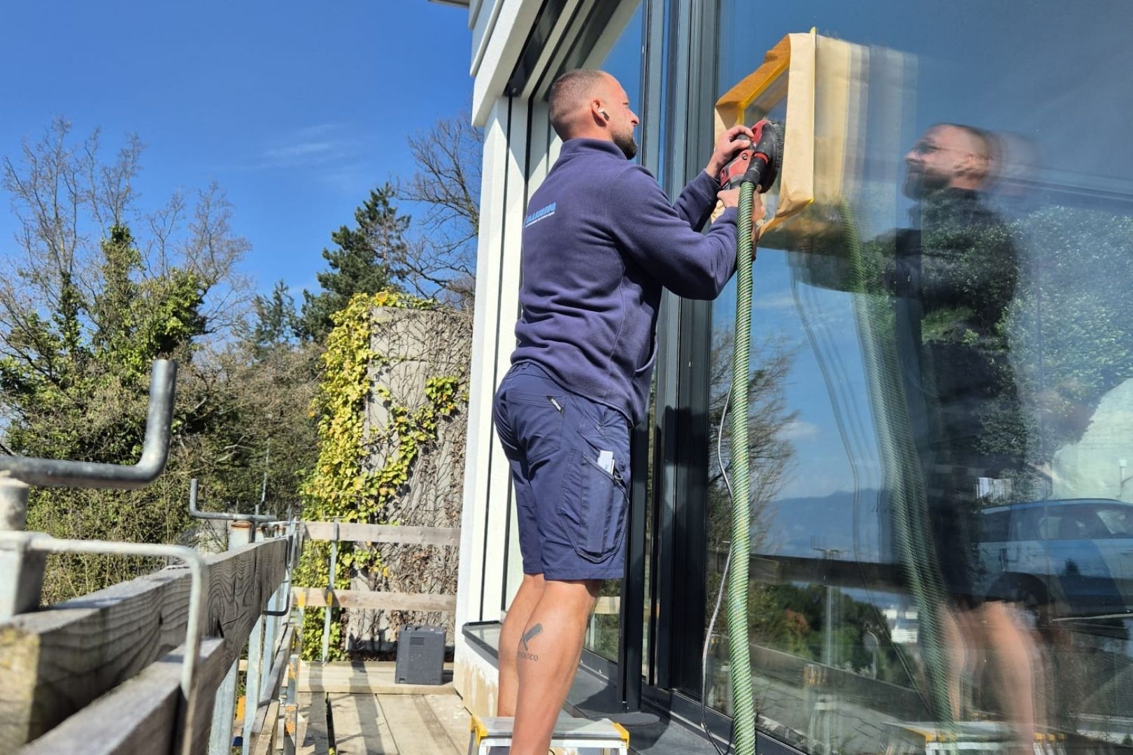 Neubau werden Glaskratzer mittels Poliermaschine entfernt