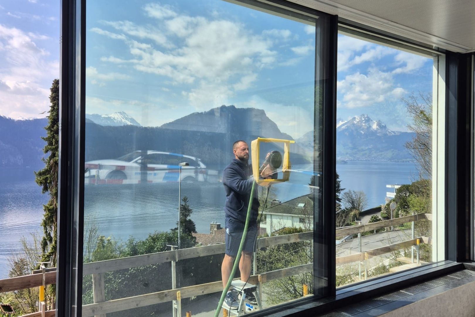 Neubau werden Glaskratzer mittels Poliermaschine entfernt