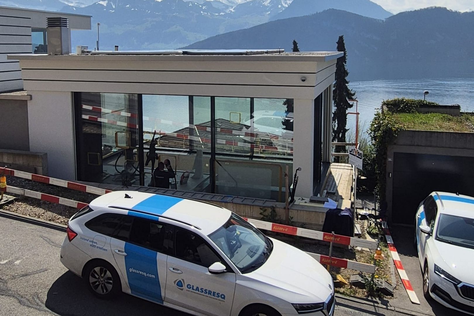 Neubau werden Glaskratzer mittels Poliermaschine entfernt